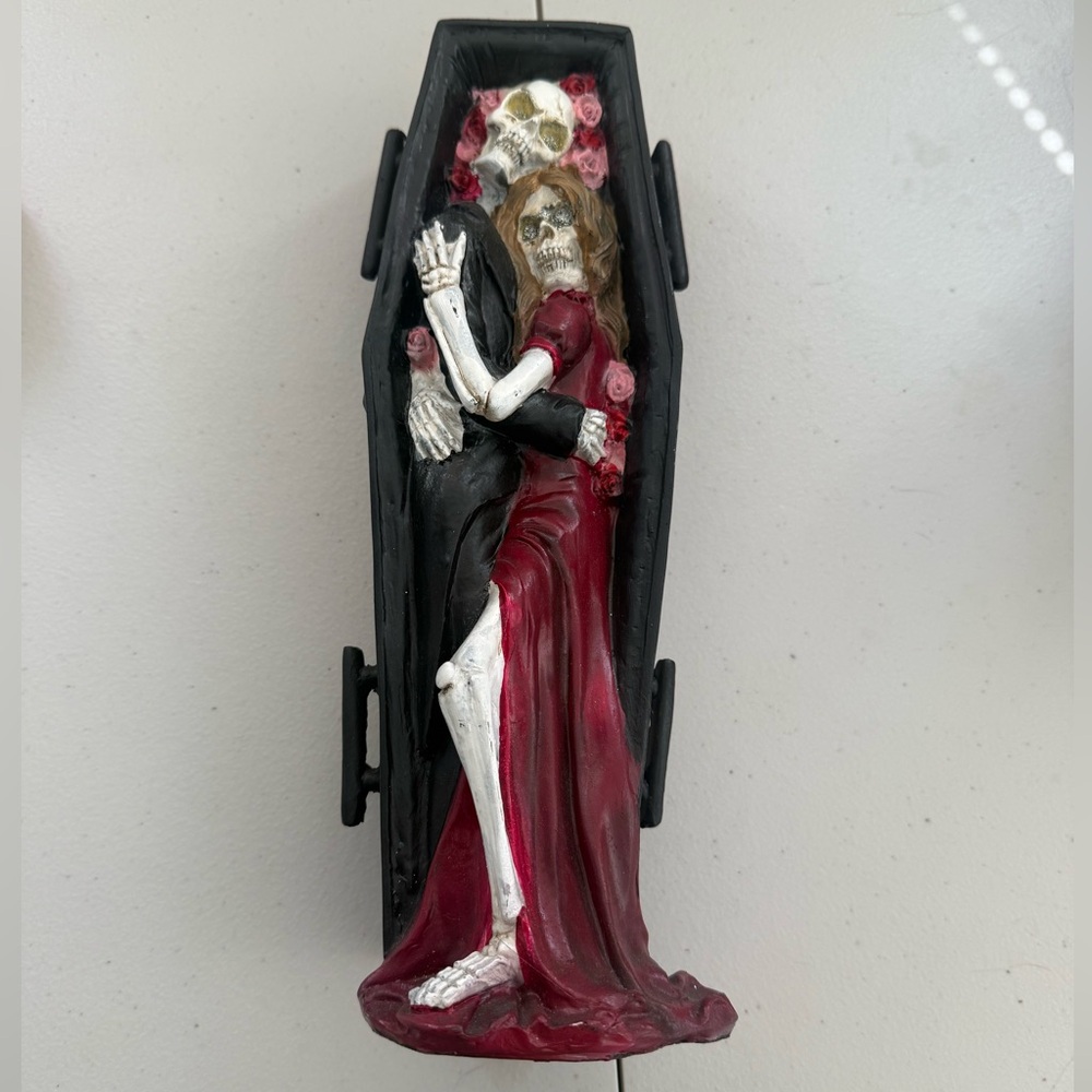 Skeleton Couple in Coffin Decor